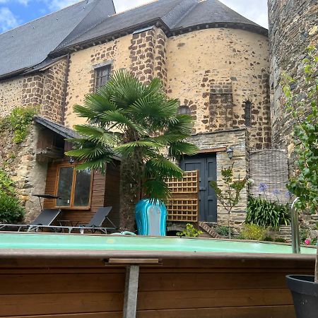 Le Saint Julien Au Coeur Du Centre Historique De Châteaugiron Extérieur photo